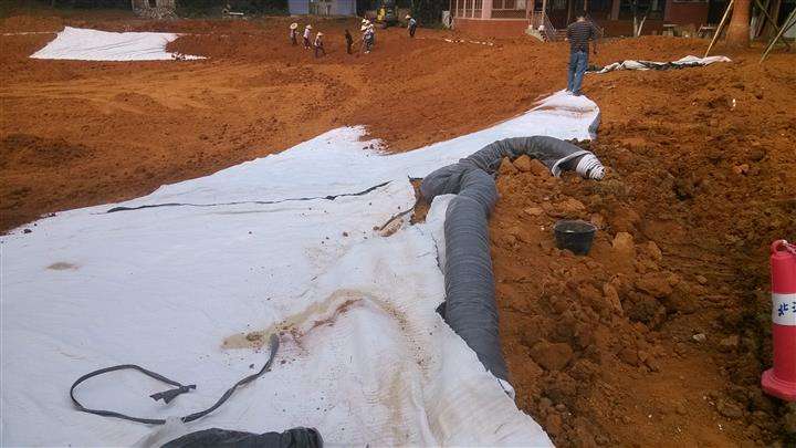 人工水系膨润土防水毯防渗铺设安装施工（池塘，高尔夫球场的水塘底衬）